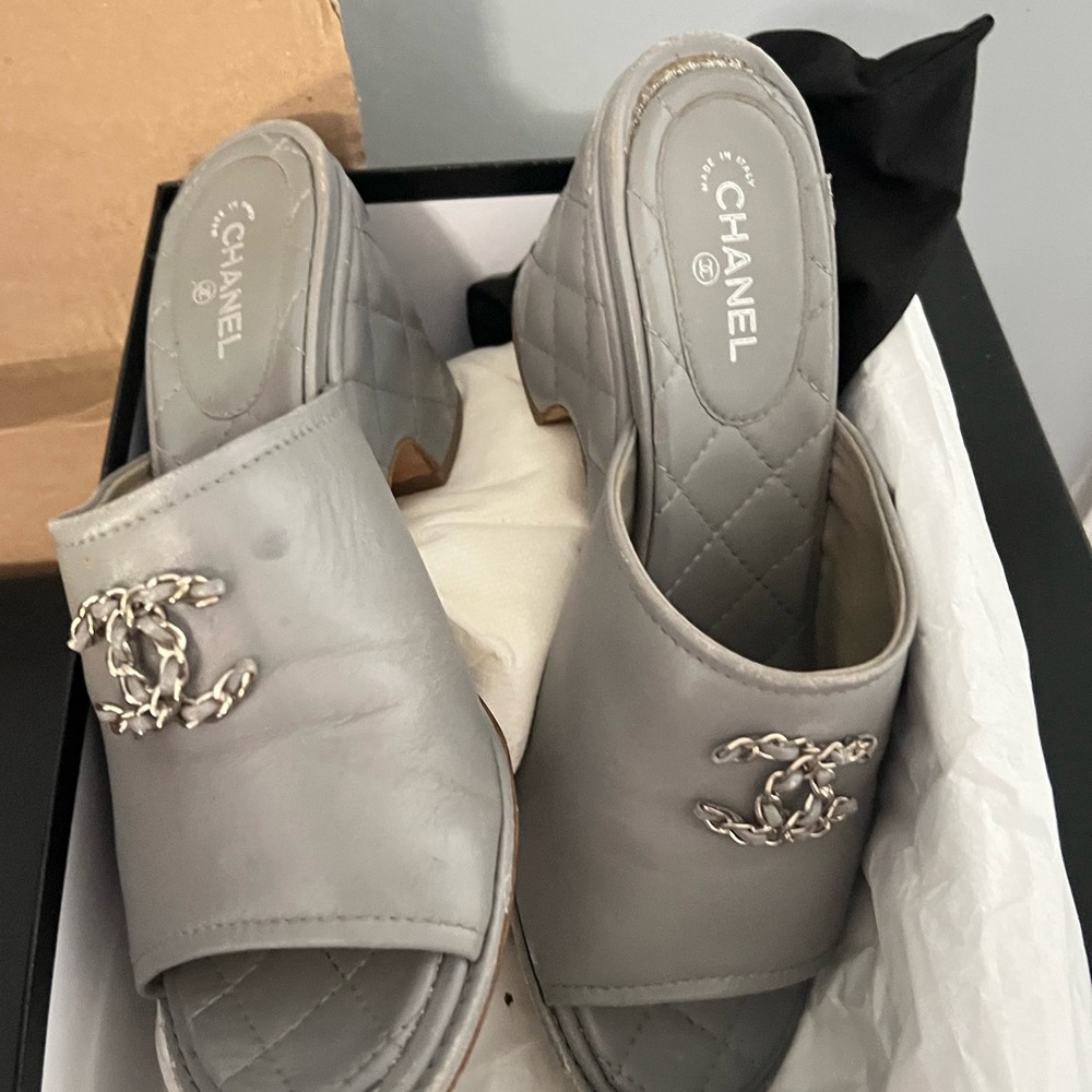 Chanel shoes. / sandal